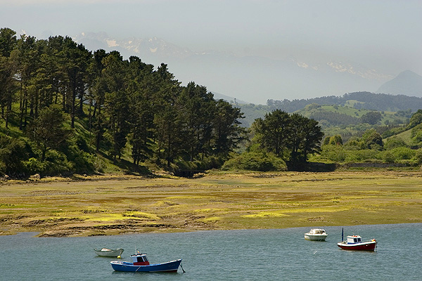 San Vicente del Barquera: Cantabria coastal town with views of Picos